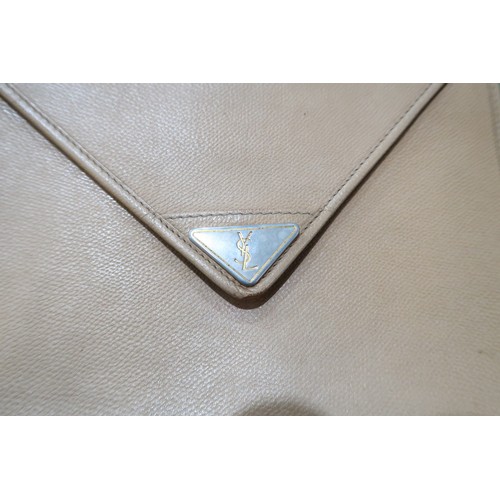 8056 - A vintage Yves Saint Laurent envelope bag in beige leather With BrandCo certificate... 