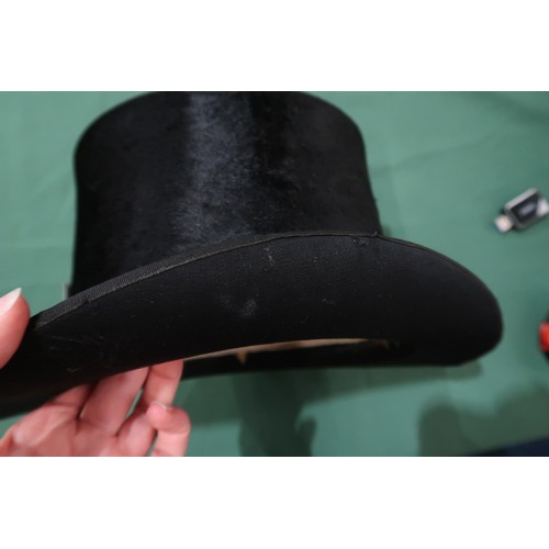 8047 - A Lincoln Bennett bowler hat of large proportions, measuring 20.6cm front-to-back internally, and 16... 
