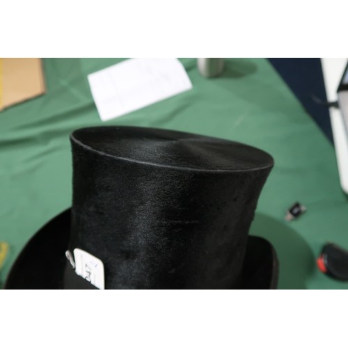 8047 - A Lincoln Bennett bowler hat of large proportions, measuring 20.6cm front-to-back internally, and 16... 