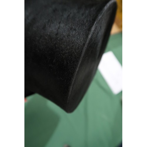 8047 - A Lincoln Bennett bowler hat of large proportions, measuring 20.6cm front-to-back internally, and 16... 