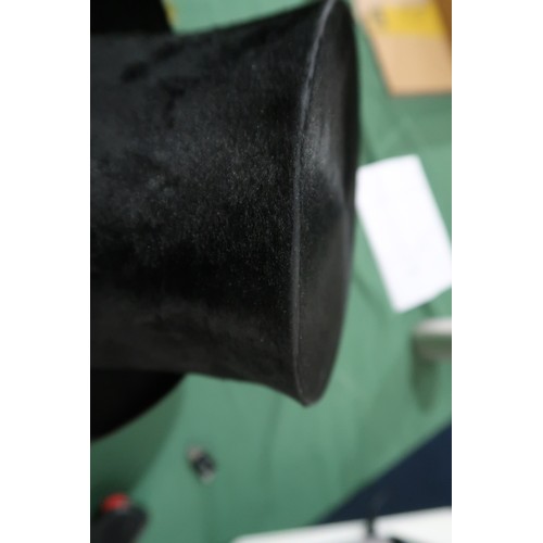8047 - A Lincoln Bennett bowler hat of large proportions, measuring 20.6cm front-to-back internally, and 16... 
