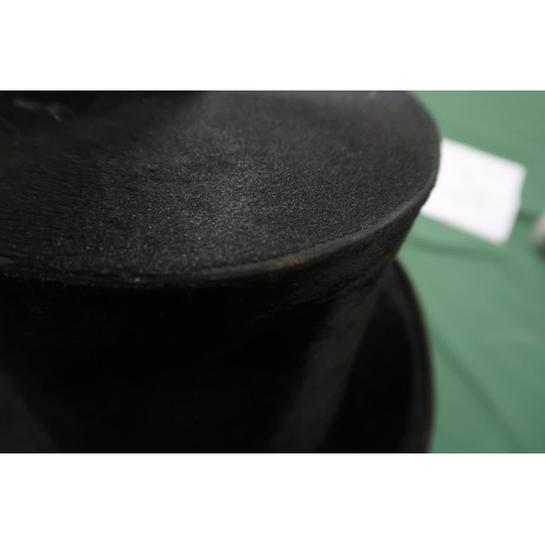 8047 - A Lincoln Bennett bowler hat of large proportions, measuring 20.6cm front-to-back internally, and 16... 