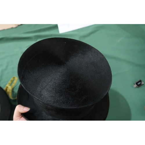 8047 - A Lincoln Bennett bowler hat of large proportions, measuring 20.6cm front-to-back internally, and 16... 