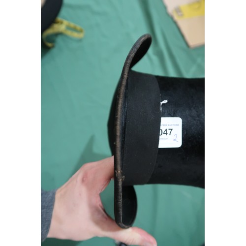 8047 - A Lincoln Bennett bowler hat of large proportions, measuring 20.6cm front-to-back internally, and 16... 