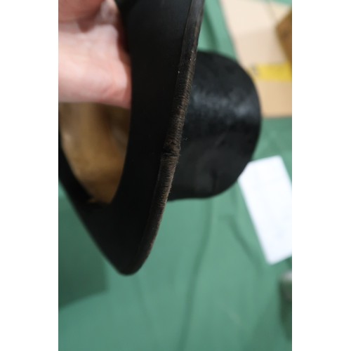 8047 - A Lincoln Bennett bowler hat of large proportions, measuring 20.6cm front-to-back internally, and 16... 