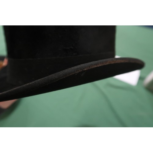 8047 - A Lincoln Bennett bowler hat of large proportions, measuring 20.6cm front-to-back internally, and 16... 