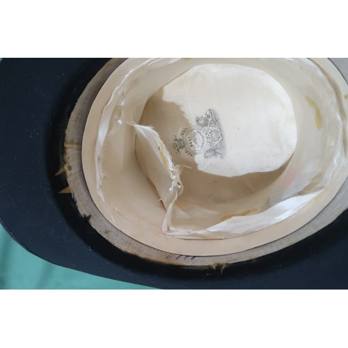 8047 - A Lincoln Bennett bowler hat of large proportions, measuring 20.6cm front-to-back internally, and 16... 