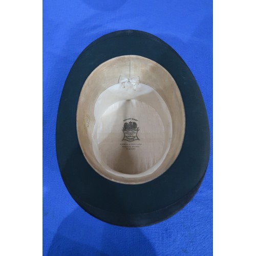 8046 - A Lincoln Bennett silk top hat of large proportions, measuring 20.1cm front-to-back internally, 16.5... 