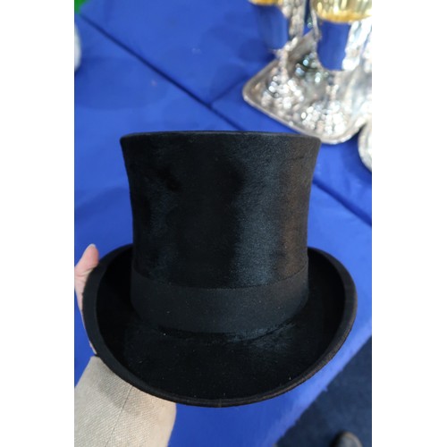 8046 - A Lincoln Bennett silk top hat of large proportions, measuring 20.1cm front-to-back internally, 16.5... 