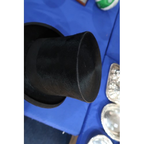 8046 - A Lincoln Bennett silk top hat of large proportions, measuring 20.1cm front-to-back internally, 16.5... 