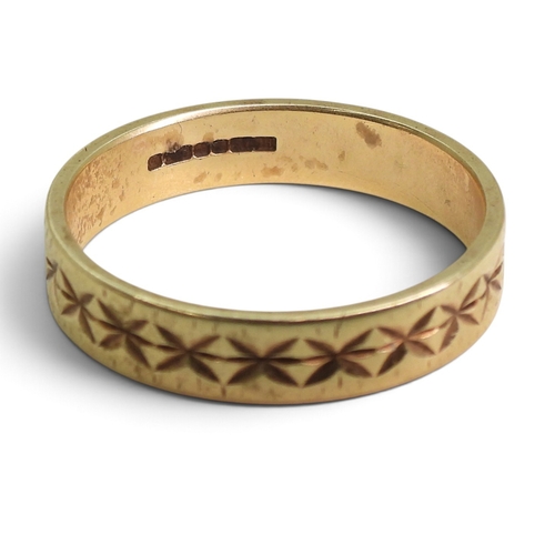 A 9ct gold wedding ring with a retro 1970's pattern, size V, weight 3.7gms