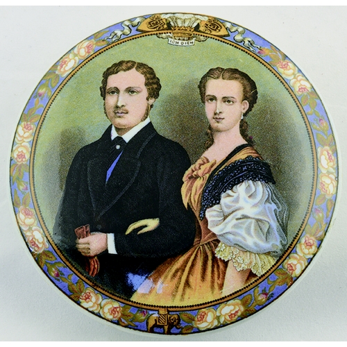 47 - PRINCE OF WALES & PRINCESS ALEXANDRA 1863 PRATT WARE LID. (KM 171) 4ins diam, multicoloured lid prod... 