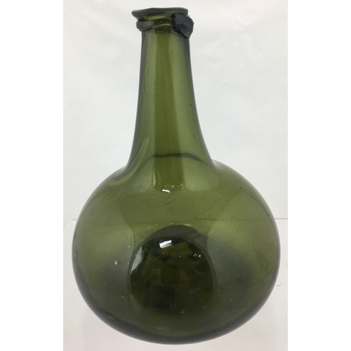 117 - DUTCH ONION WINE BOTTLE. 7.5ins tall. Green
glass. Classic Dutch onion wine bottle. Long slender nec... 