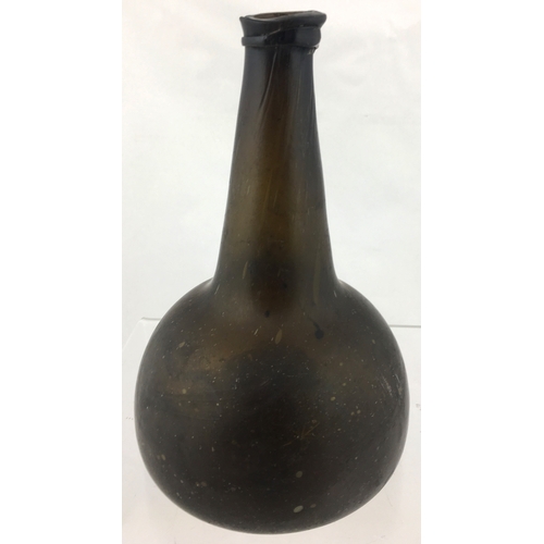 118 - DUTCH ONION WINE BOTTLE. 8.25ins tall. Dark
amber glass Dutch onion. Long slender neck with characte... 