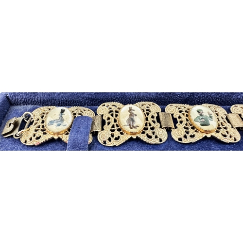 203 - GUINNESS BOXED BRACELET. Box 8.5ins long, 2.1 wide, 1.2 high. Padded blue velvet case. Shiny gold co... 