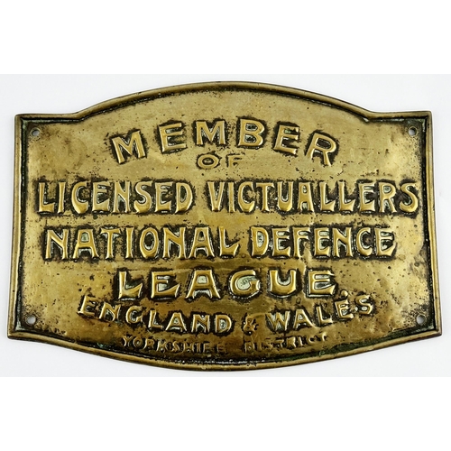 64 - LICENSED VICTUALLERS (YORKSHIRE DISTRICT) MEMBER PLAQUE. 9.8 x 6.9ins. Very heavy cast shiny metal. ... 