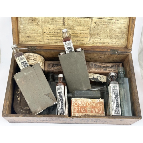 78 - DAY SON & HEWITTS STOCK BREEDERS MEDICINE CHEST. Printed wooden box 10.3 x 18.2 x 6ins when closed. ... 