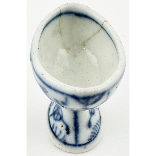 70 - EARLY BLUE & WHITE CERAMIC EYE BATH. 2ins tall. Fine hand painted blue & white design on an early pe... 