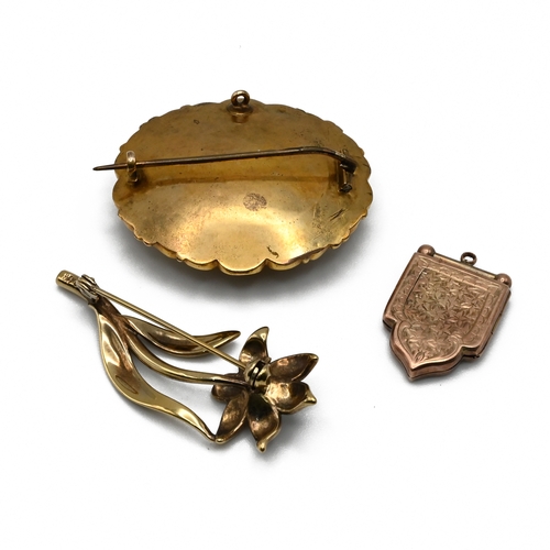 19 - A 19th century agate set brooch, with black enamel border, C scroll and scroll border, 4.2cm long; a... 
