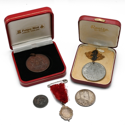 369 - A collection of five medallions commemorating the coronation of King Edward VII to include: Official... 