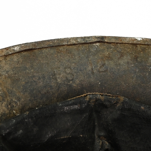 433 - A WW1 2nd Type British Brodie Tin Helmet with rolled edge and sand/rough finish exterior. Original o... 