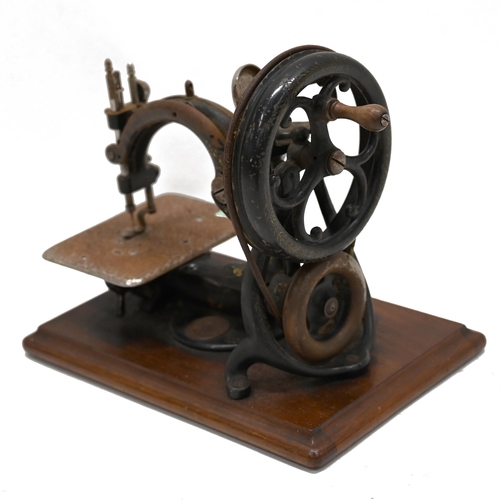 762 - A Willcox & Gibbs hand cranked sewing machine Patent dated c1894. As found condition with partial de... 