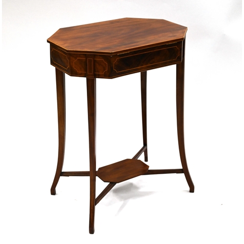 915 - An early 20th Century Mahogany sewing or cutlery table with boxwood inlay. The top lifts to reveal a... 