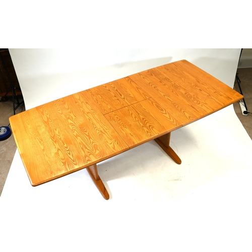 923 - An Ercol Windsor (model 1193) light Elm 6-8 seater extending dining table. W 92cm, H 73cm, L 150cm c... 