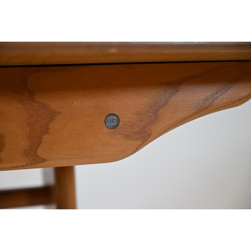 923 - An Ercol Windsor (model 1193) light Elm 6-8 seater extending dining table. W 92cm, H 73cm, L 150cm c... 