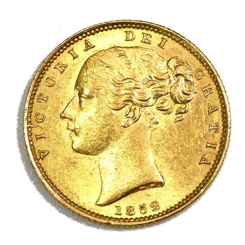 155 - 1852 Queen Victoria gold 'Young Head' Sovereign with shield back (Marsh 35, S 3852C). Obverse: secon... 