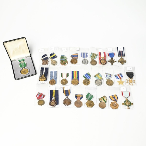 172 - Quantity of US medals- All unmarked. Boxed Military Merit with bar & pin;WW1 Victory medal; Air Meda... 