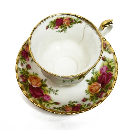 265 - A Royal Albert Old Country Roses tea set comprising 5 x cup, 6 x saucer, 6 x plate, 1 x sandwich pla... 