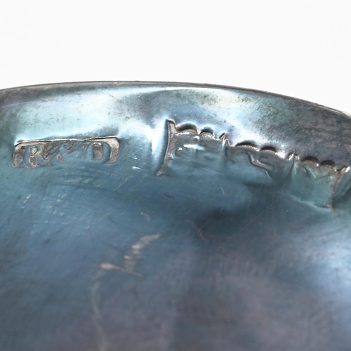 30 - An Elizabeth II silver baluster shaped tankard, with a loop handle, marks worn, 354 grams gross 
