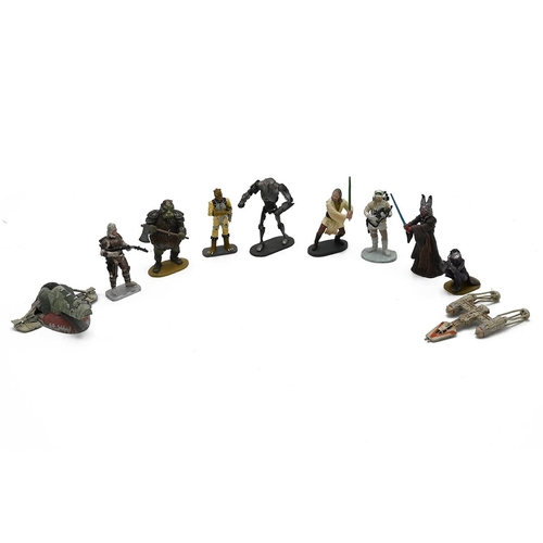 323 - A large collection of Star Wars cast models and figures 