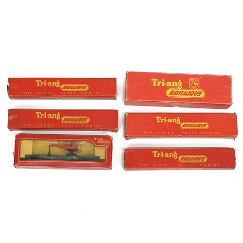 389 - Group Boxed Toy Tri-ang Railways: Double-ended diesel R.159, Operating Helicopter Car R.128, Observa... 