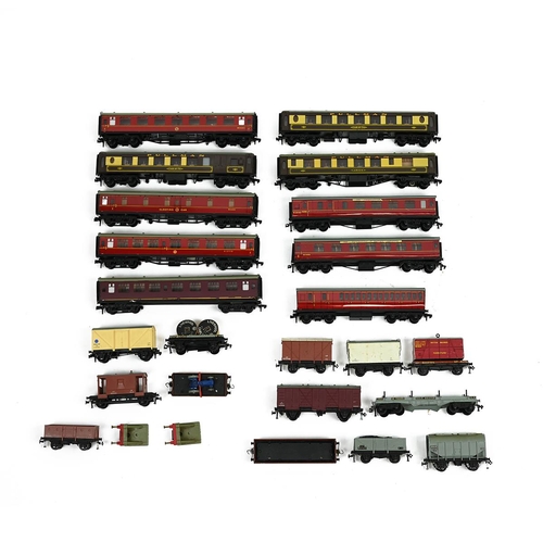 393 - Group of Hornby 00 gauge Train stock: 13x boxed wagons, 10x carriages (8 boxed, 2 not), 2x boxed buf... 