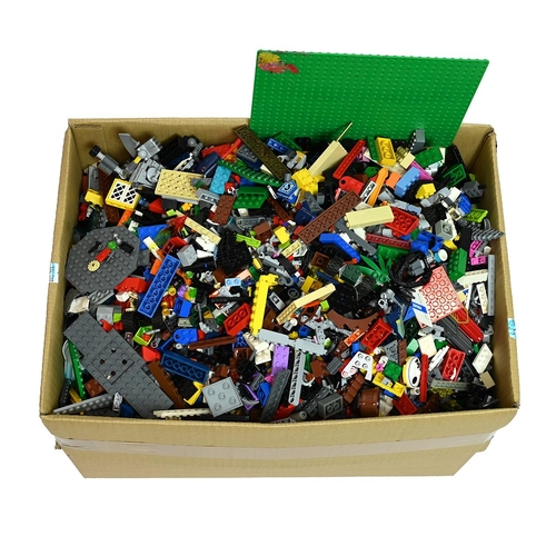 443 - A large collection of vintage and modern Lego including various models, accessories and other items 