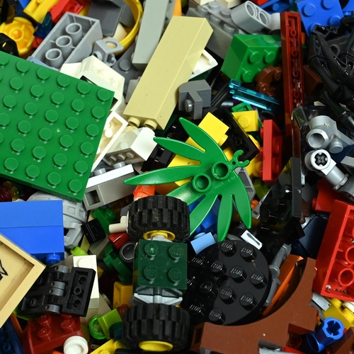 443 - A large collection of vintage and modern Lego including various models, accessories and other items 