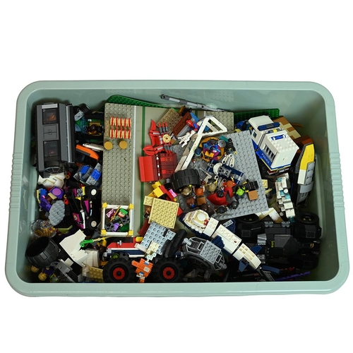 447 - A large collection of vintage and modern Lego including various models, accessories and other items 