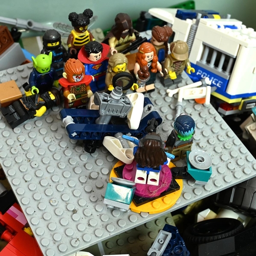 447 - A large collection of vintage and modern Lego including various models, accessories and other items 