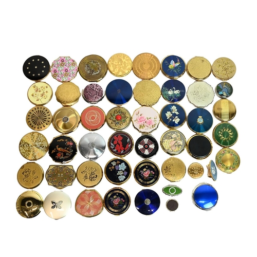 563 - A large collection of 1950's and later lady's compacts including Stratton and various others.