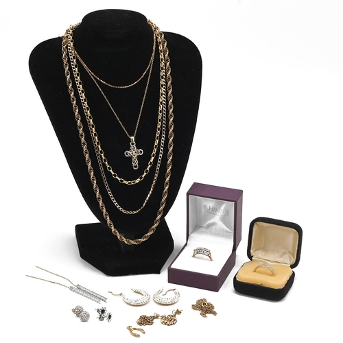 6 - A collection of 9ct gold jewellery to include a rope chain, pair of creole earrings, cluster ring an... 