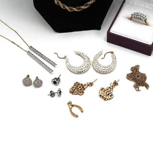 6 - A collection of 9ct gold jewellery to include a rope chain, pair of creole earrings, cluster ring an... 
