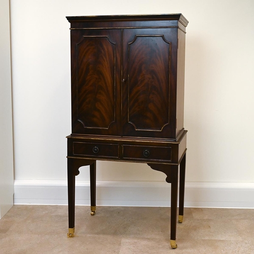 623 - Mid 20th Century mahogany cocktail cabinet with two panelled doors, opening to reveal a mirror-backe... 