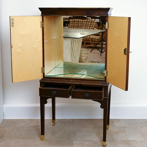 623 - Mid 20th Century mahogany cocktail cabinet with two panelled doors, opening to reveal a mirror-backe... 