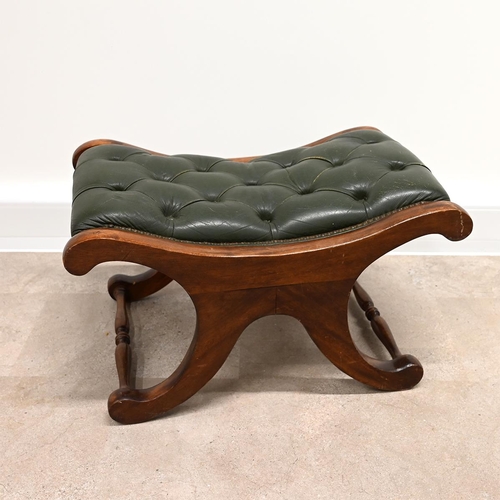 633 - A Saddle style footstool, in the manner of Chesterfield, with buttoned green leather top and mahogan... 