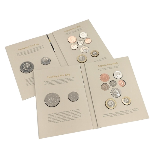 95 - Group of two (2) 2022 UK brilliant uncirculated Queen Elizabeth II Memorial 13-coin annual sets in o... 