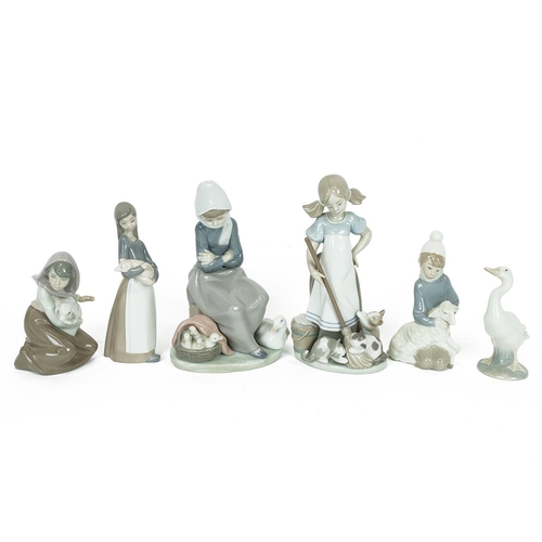 93 - Lladro porcelain figurines to include models by Juan Huerta: Playful Kittens no 5233 (1984-2002) 21.... 