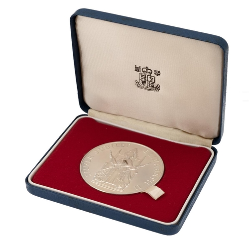 439 - 1977 large official Silver Jubilee Royal Mint medal struck in 925 silver in the original display box... 