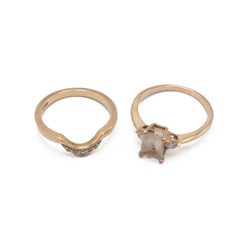 1 - An 18ct gold and morganite set ring, set with two brilliant cut diamonds to the shoulders, finger si... 